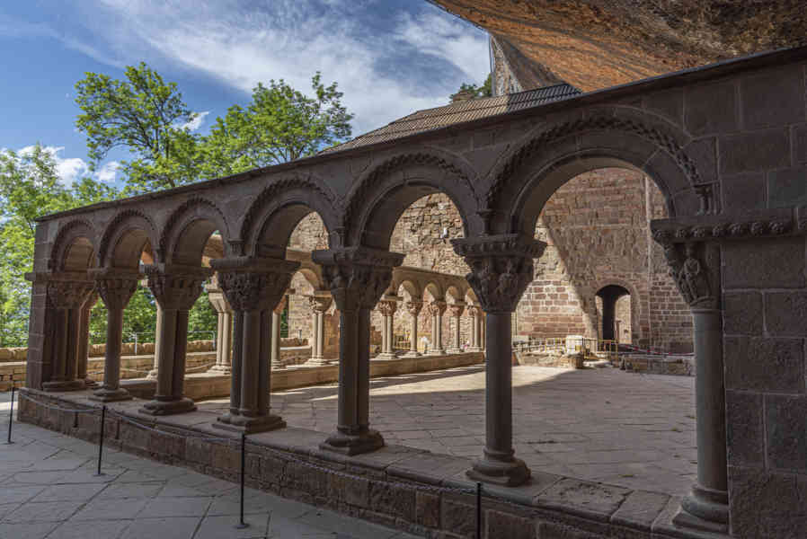Huesca - real monasterio de San Juan de la Peña 23 - claustro.jpg
